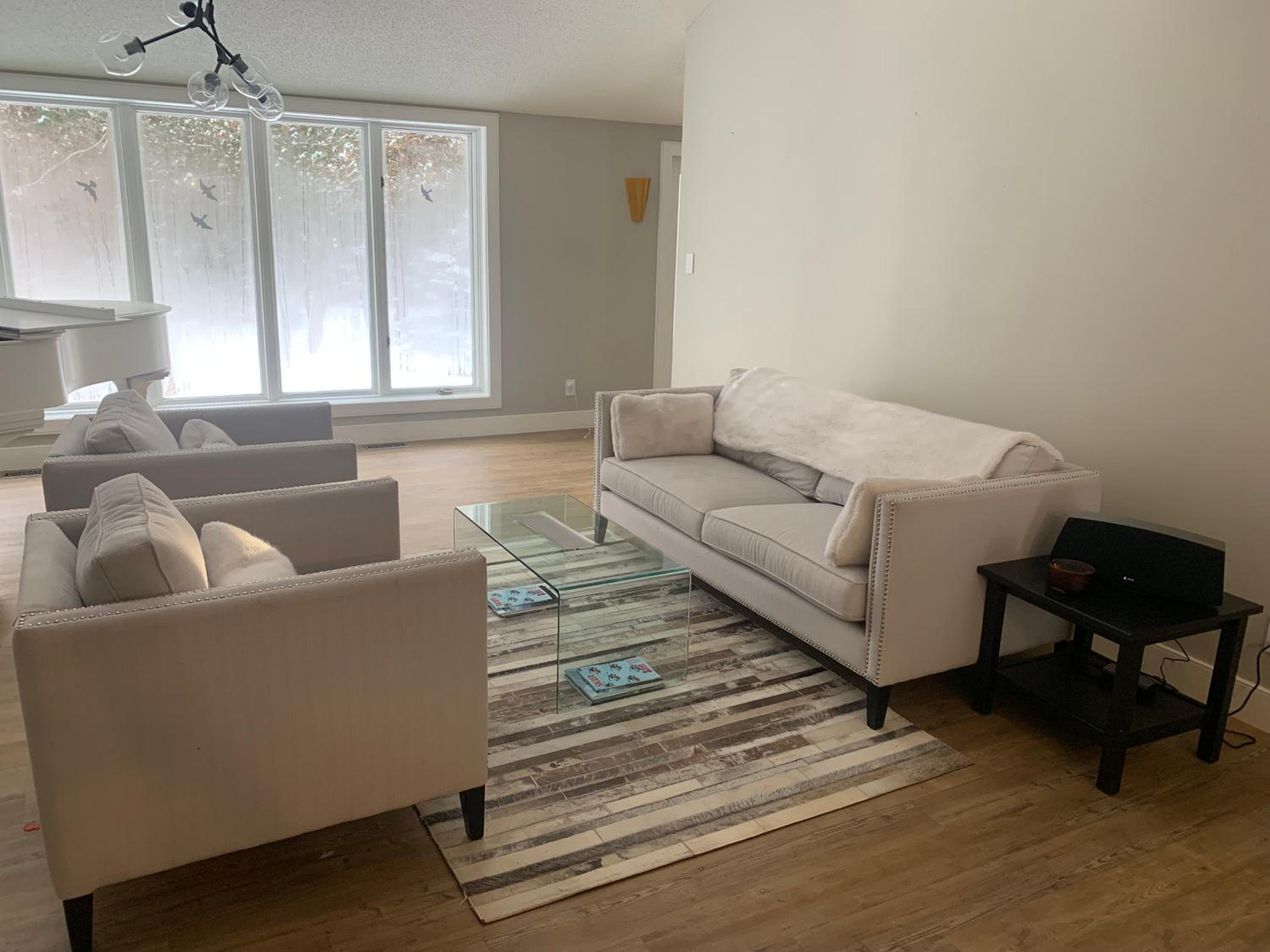 Family Home with Indoor Pool and Close Proximity to Blue Mountain