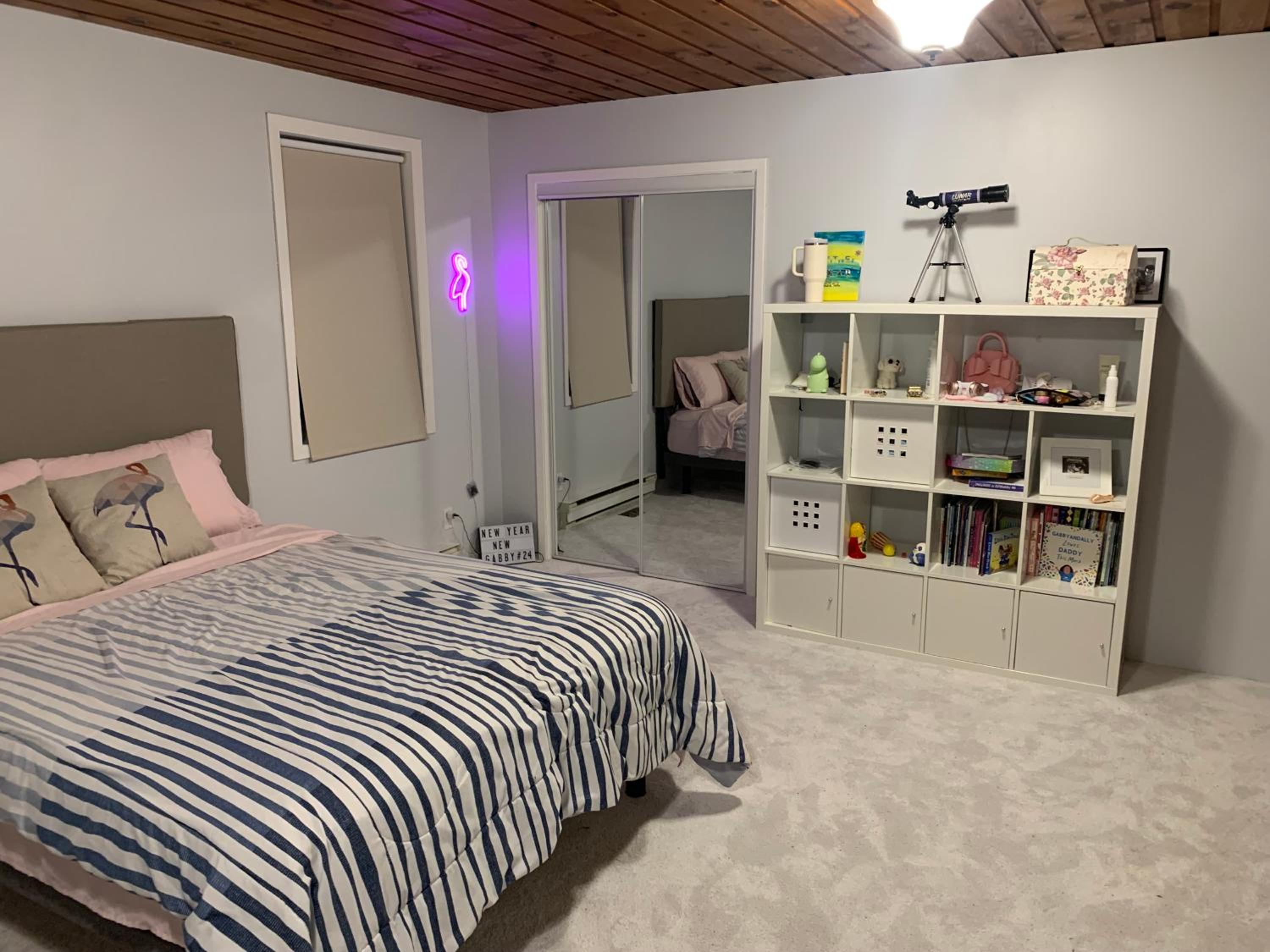 Family Home with Indoor Pool and Close Proximity to Blue Mountain
