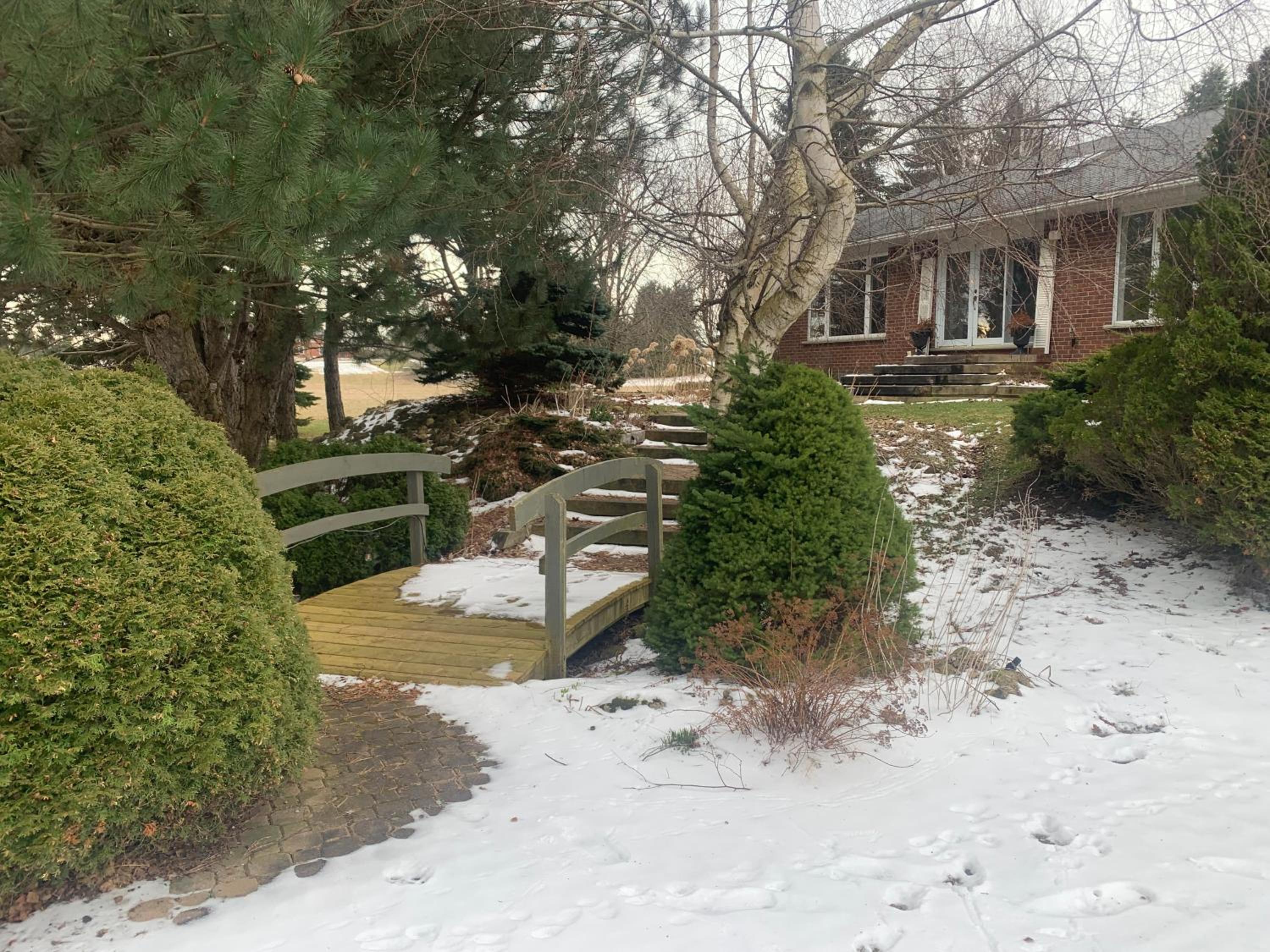 Family Home with Indoor Pool and Close Proximity to Blue Mountain