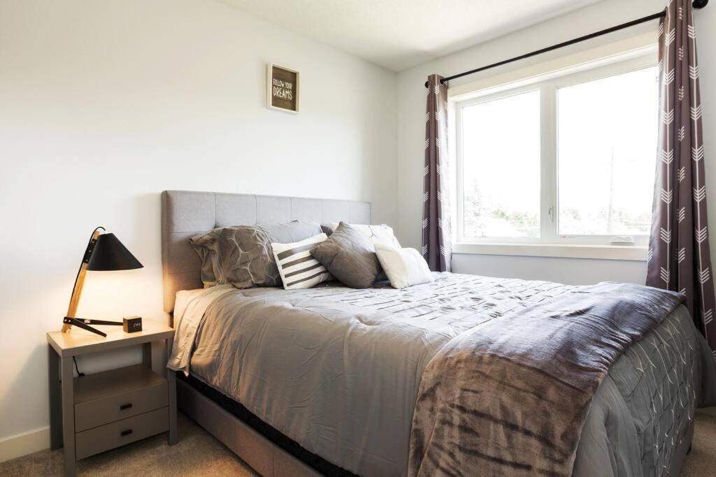 Modern Home - King Bed - Garage - Long Stays