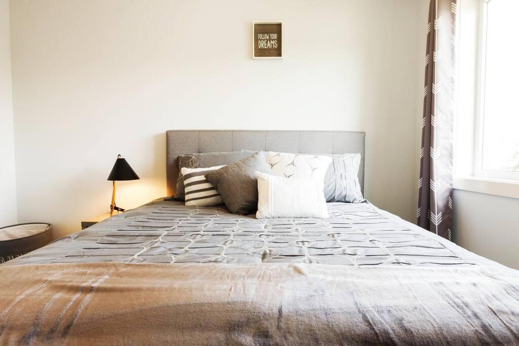 Modern Home - King Bed - Garage - Long Stays