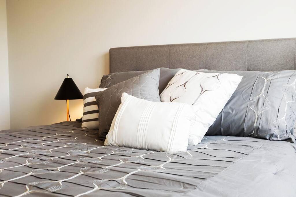 Modern Home - King Bed - Garage - Long Stays