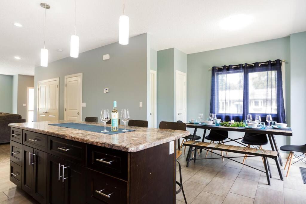 Modern Home - King Bed - Garage - Long Stays
