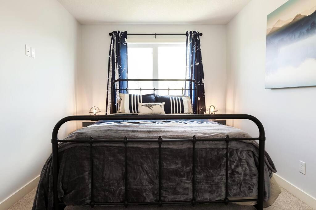 Modern Home - King Bed - Garage - Long Stays