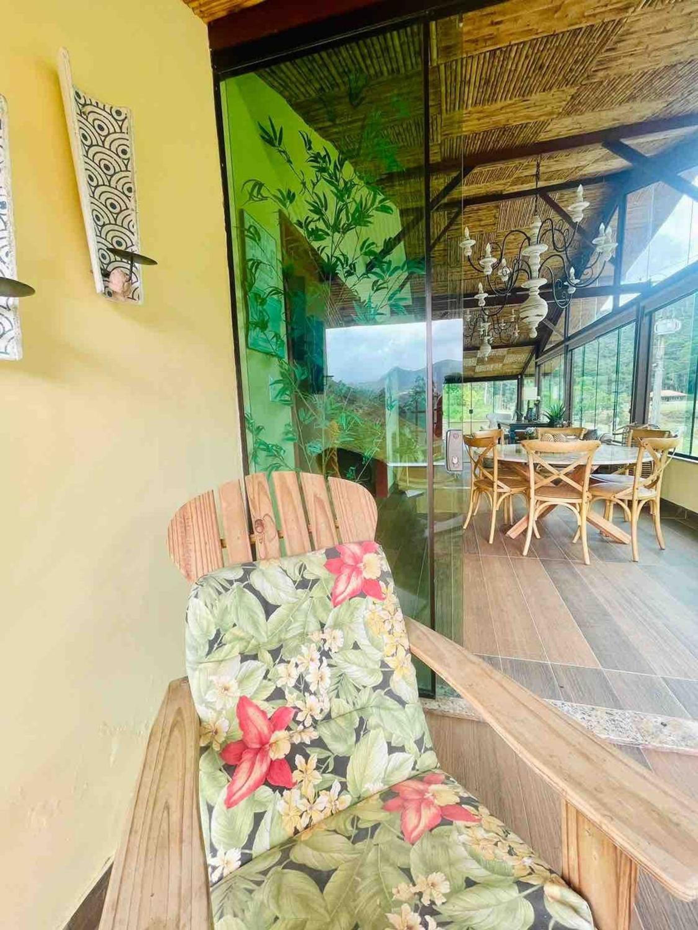 Sítio incrível com piscina e lago