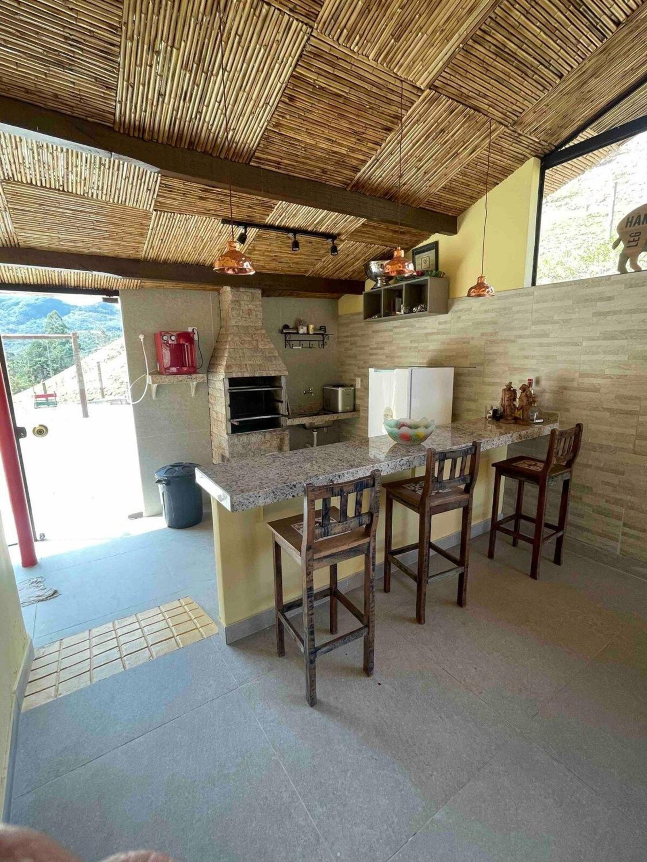 Sítio incrível com piscina e lago