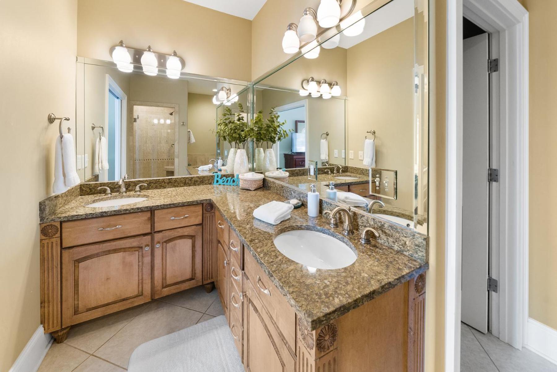 Summer Special, Lux 4BR House Sleeps 12, Pool, Elevator, King bed, photo 59