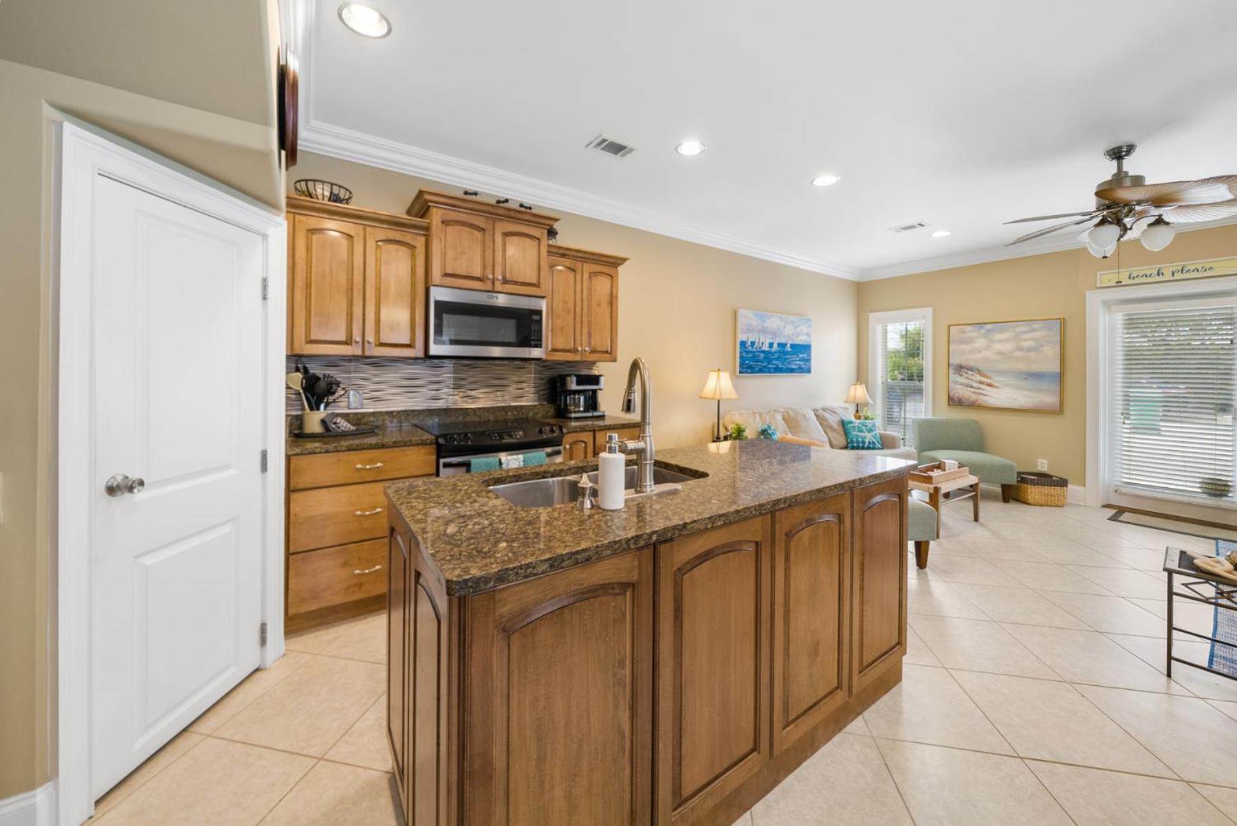 Summer Special, Lux 4BR House Sleeps 12, Pool, Elevator, King bed