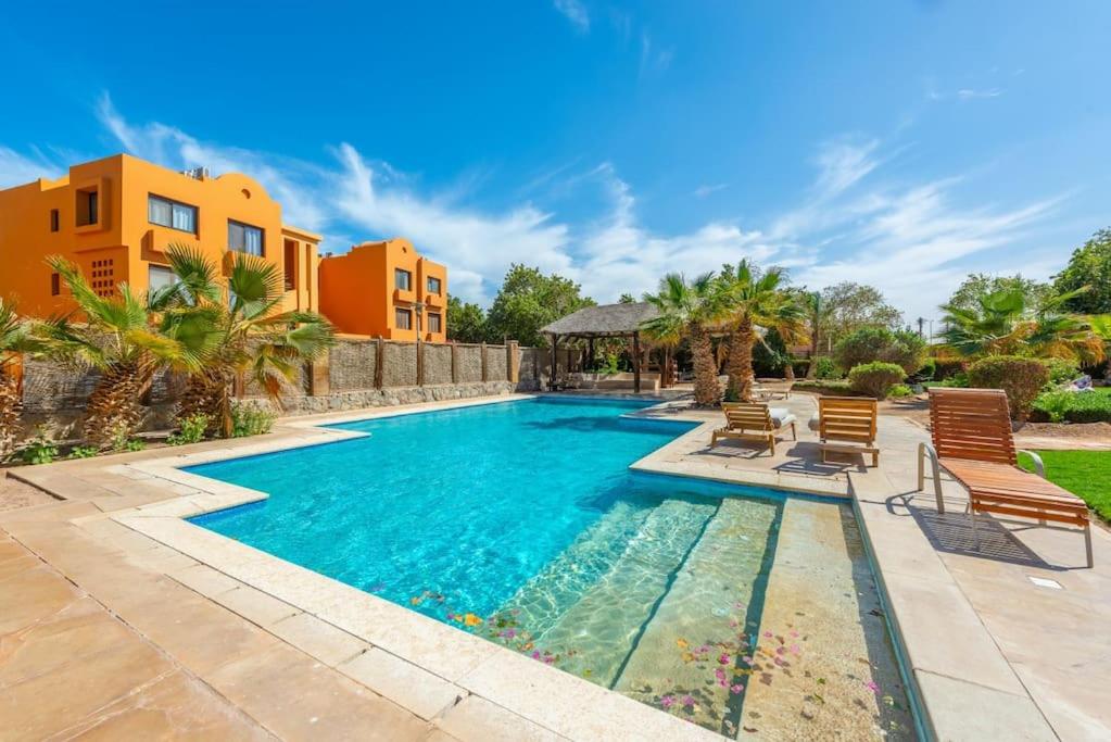 Gorgeous 3BR Townhouse in South Marina. Pool view