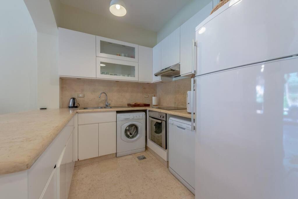 Gorgeous 3BR Townhouse in South Marina. Pool view