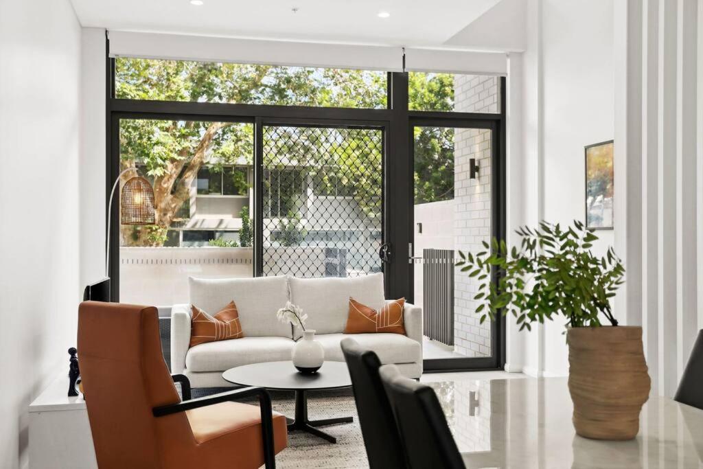 Stylish New 3 BDRM house - Alexandria