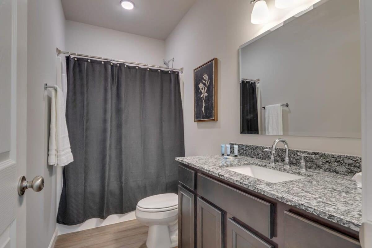 NEW Const Sleeps 6 Pool - close to Pkwy view 4