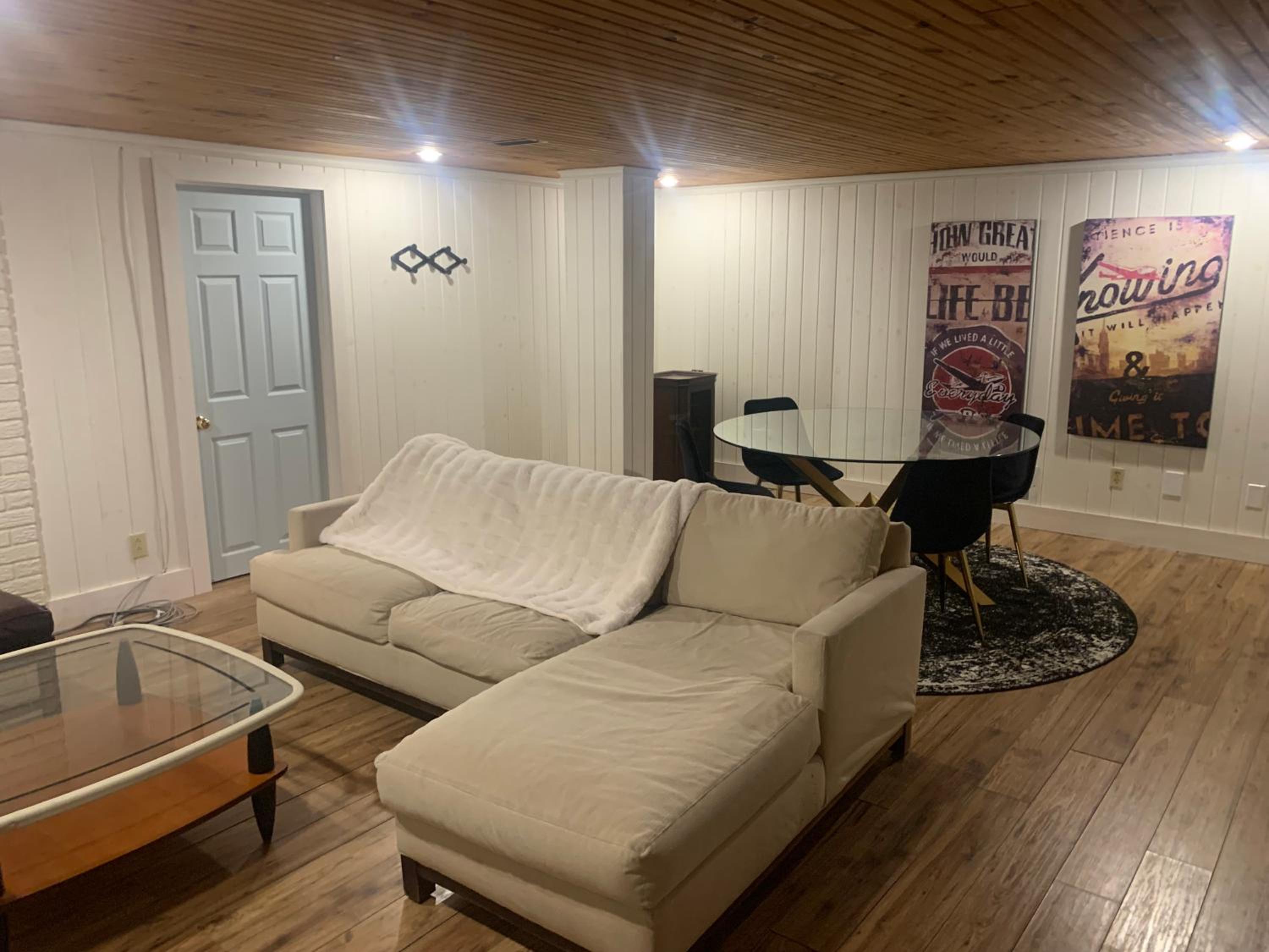 Family Home with Indoor Pool and Close Proximity to Blue Mountain