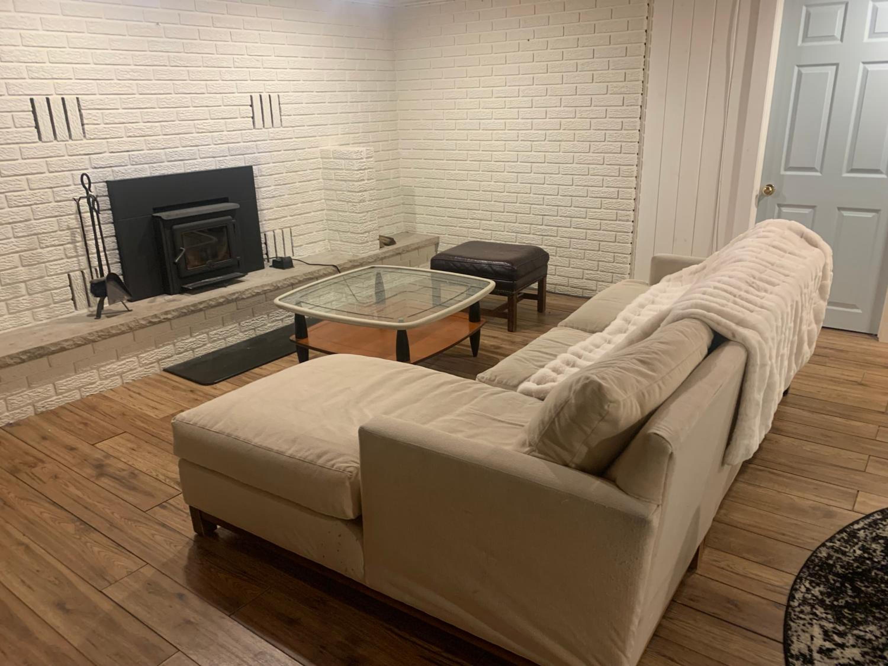 Family Home with Indoor Pool and Close Proximity to Blue Mountain