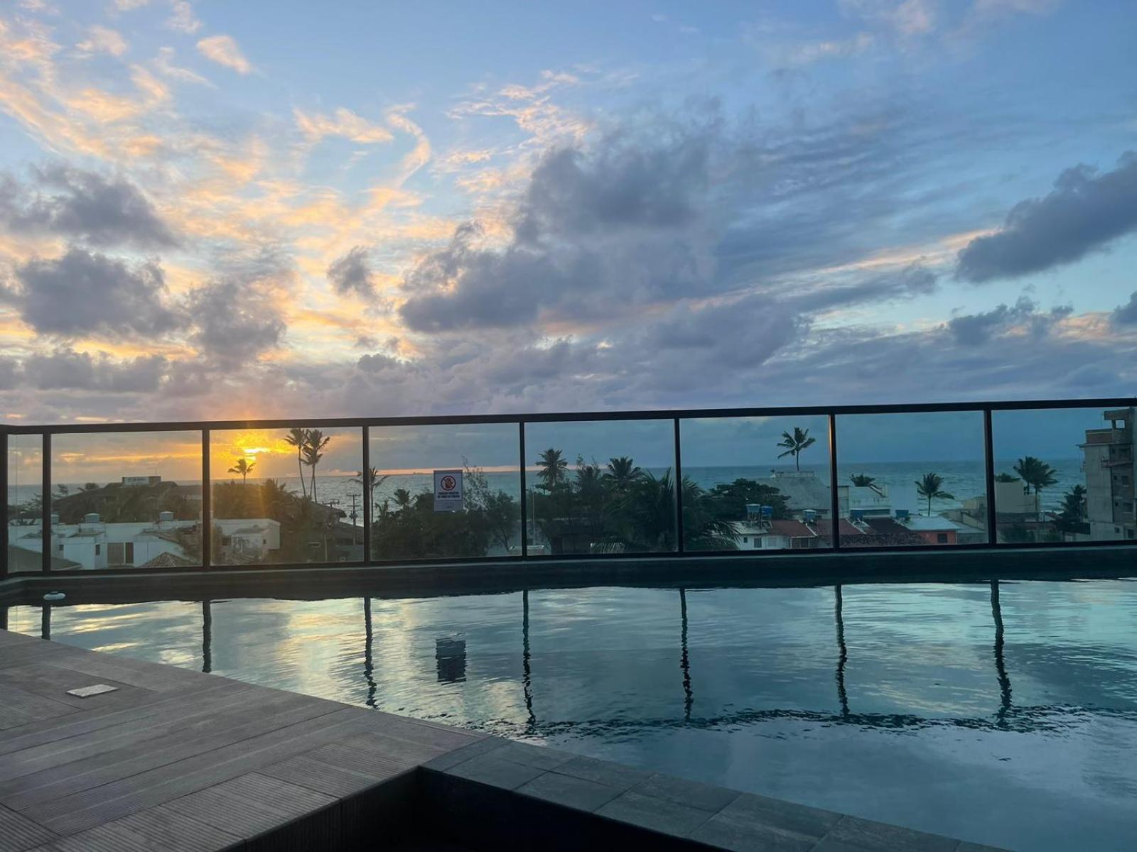 Apto a 150m da praia, Rooftop com piscina & sauna em Porto de Galinhas