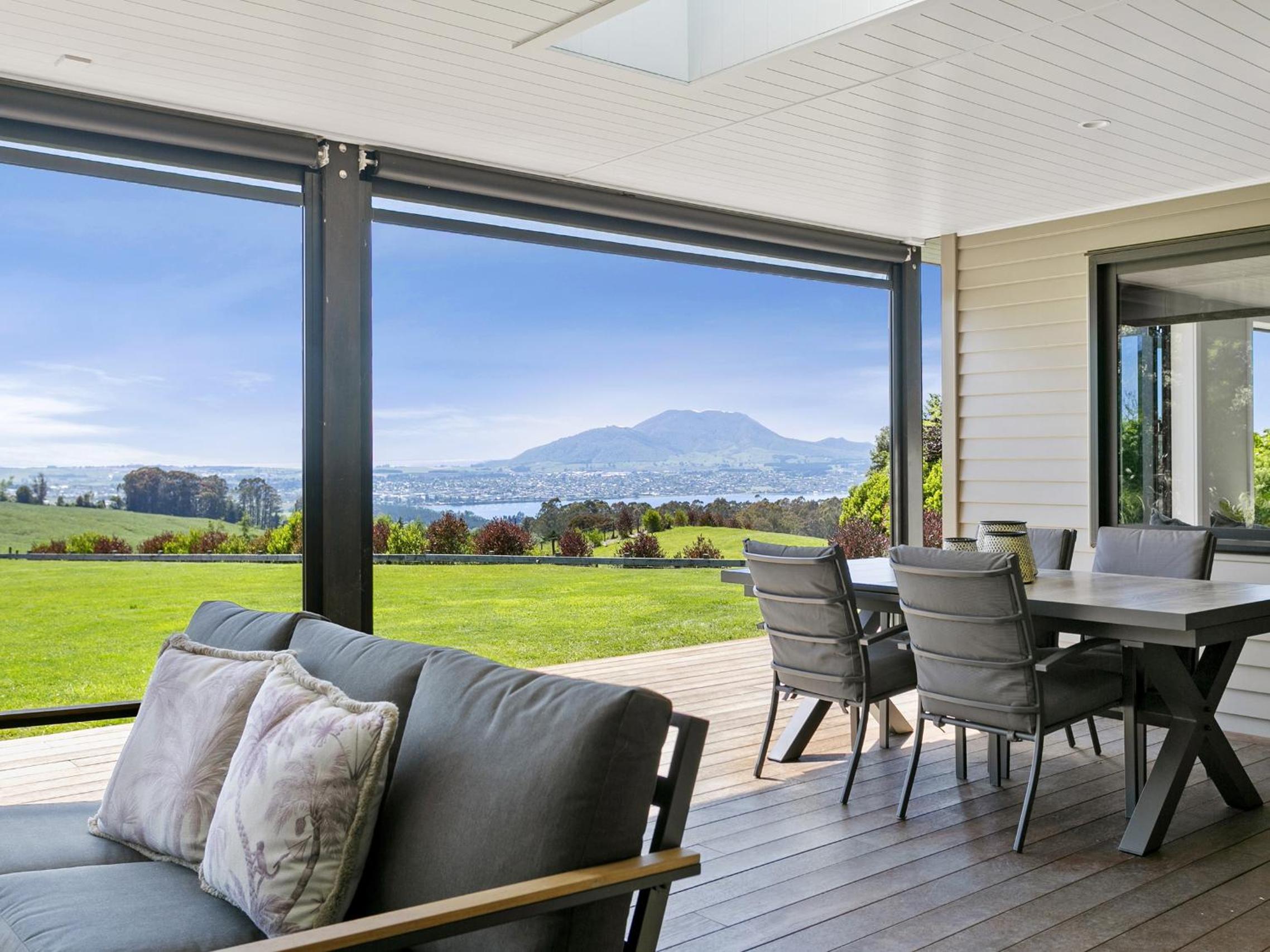 Hotel Lake Taupō Luxury Views - Image 1