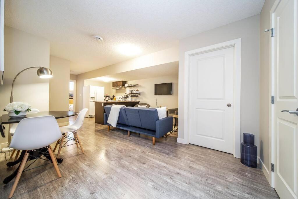 Bright Modern Suite - Netflix - WiFi - Long Stays