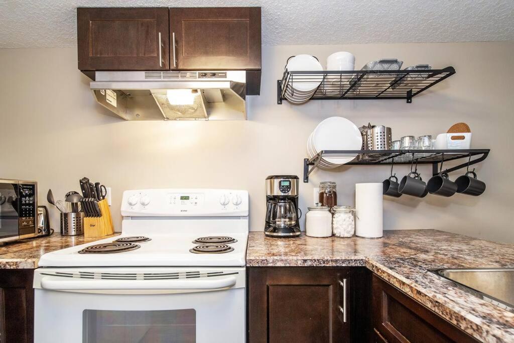 Bright Modern Suite - Netflix - WiFi - Long Stays
