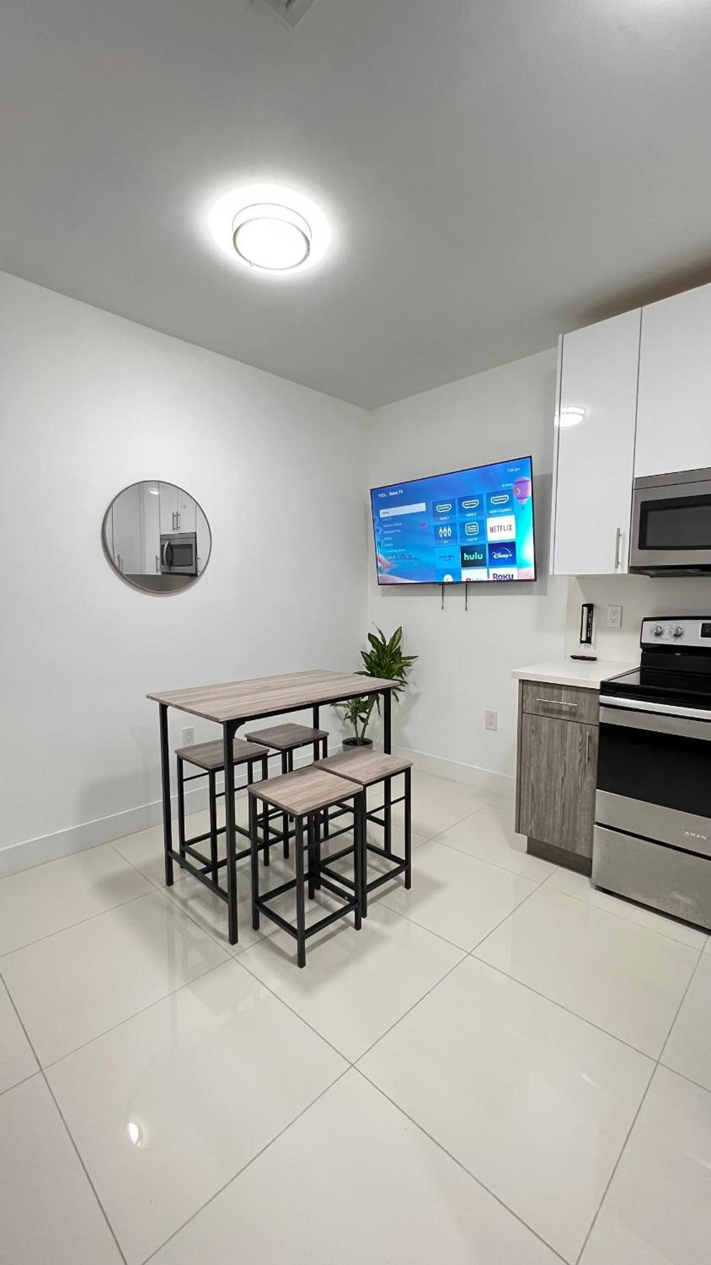 Stanza Hearth of Miami Design District and Wynwood, Parking, Laundry, Workstation, Fully equipped Apts, 24/7 Guest support
