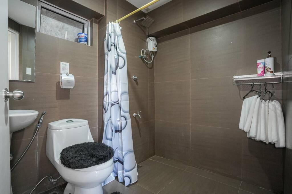 A2J Luxury 3BR Loft BGC Near High Street Taguig view 2
