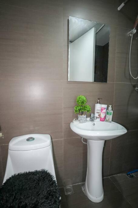 A2J Luxury 3BR Loft BGC Near High Street Taguig view 5