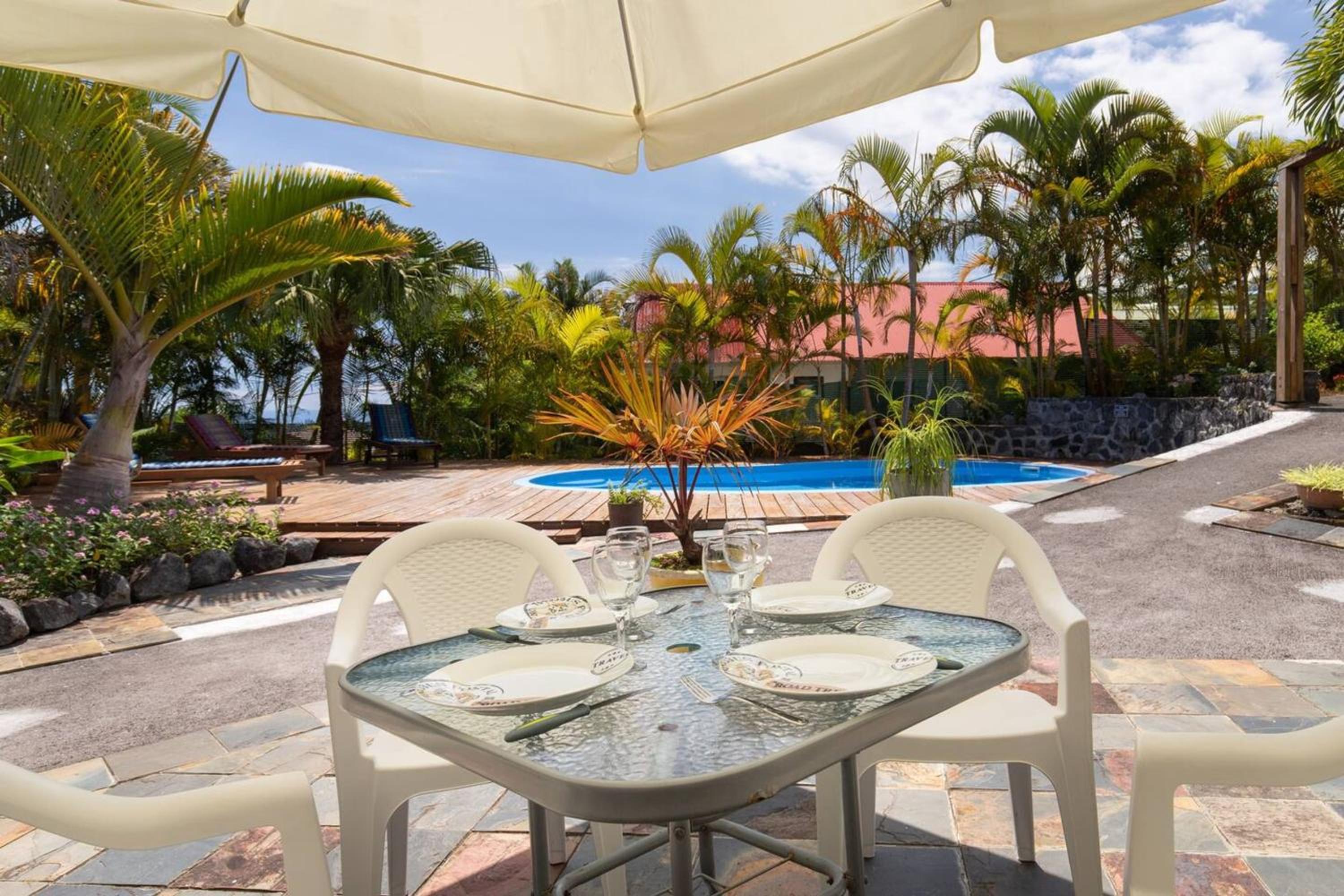 Maison charmante proche de la Petite Ile avec piscine privee view 4