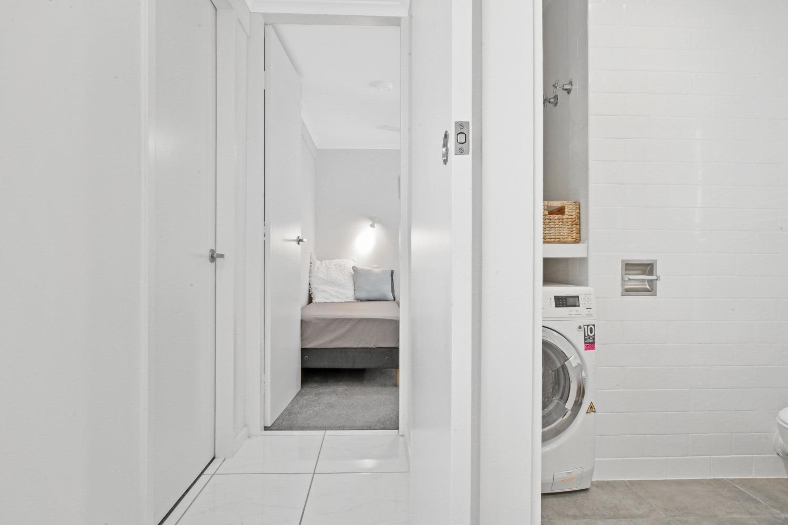 Coastal Chic Apartment - Mooloolaba and Alex