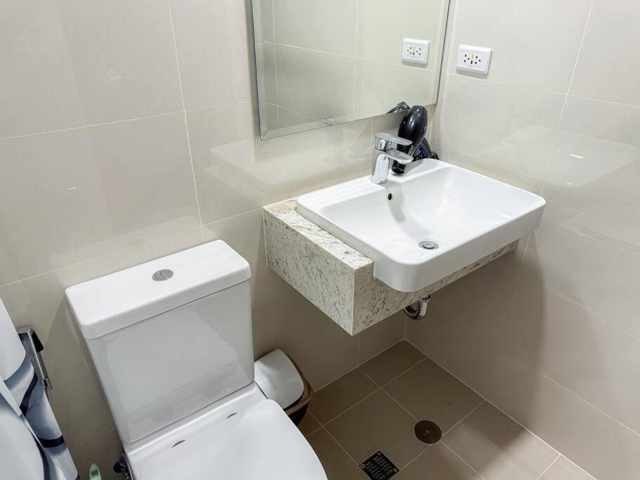 A2J Luxury 1BR Suite Near Venice Mall BGC Taguig view 3