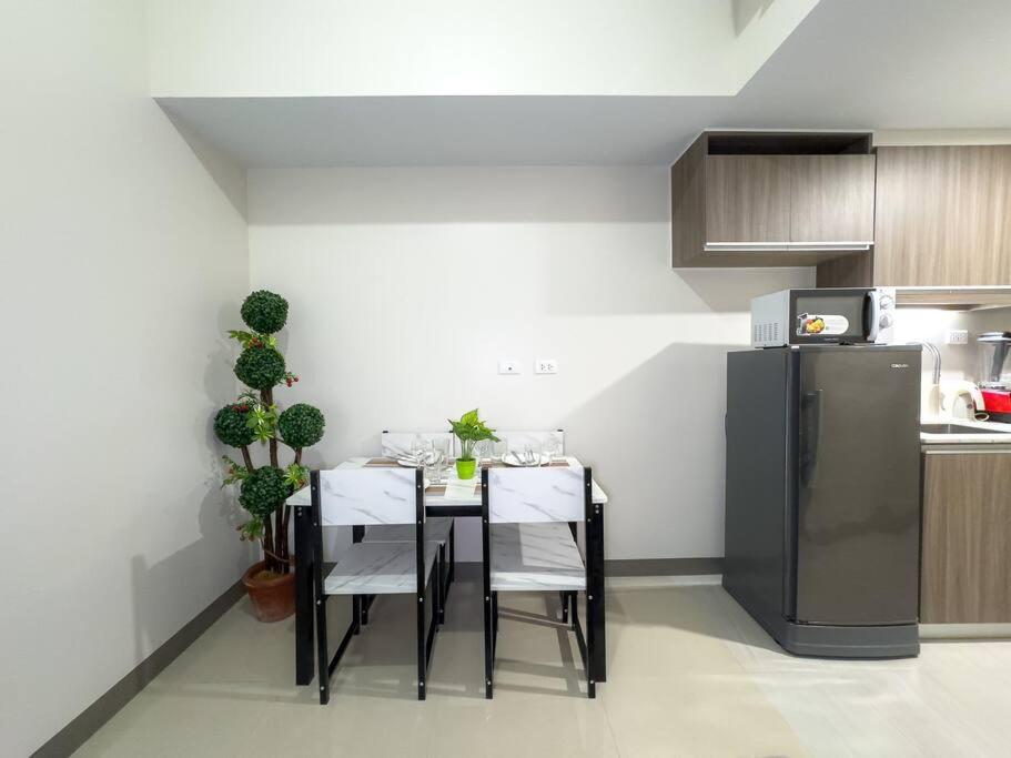A2J Luxury 1BR Suite Near Venice Mall BGC Taguig view 4