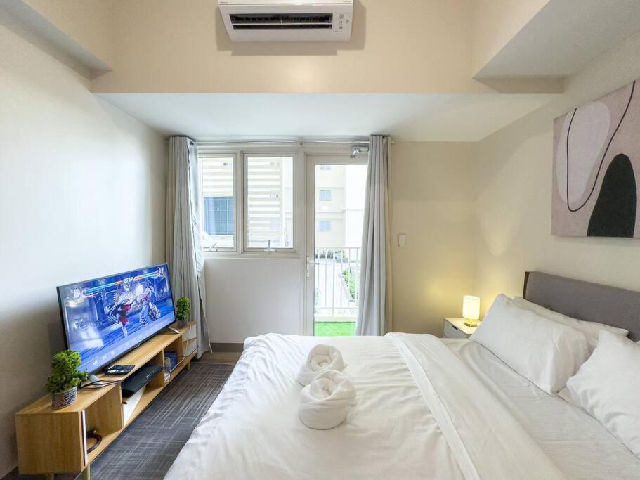 A2J Luxury 1BR Suite Near Venice Mall BGC Taguig view 5