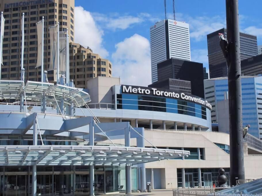 Lush Condo By CNTower - Free Parking