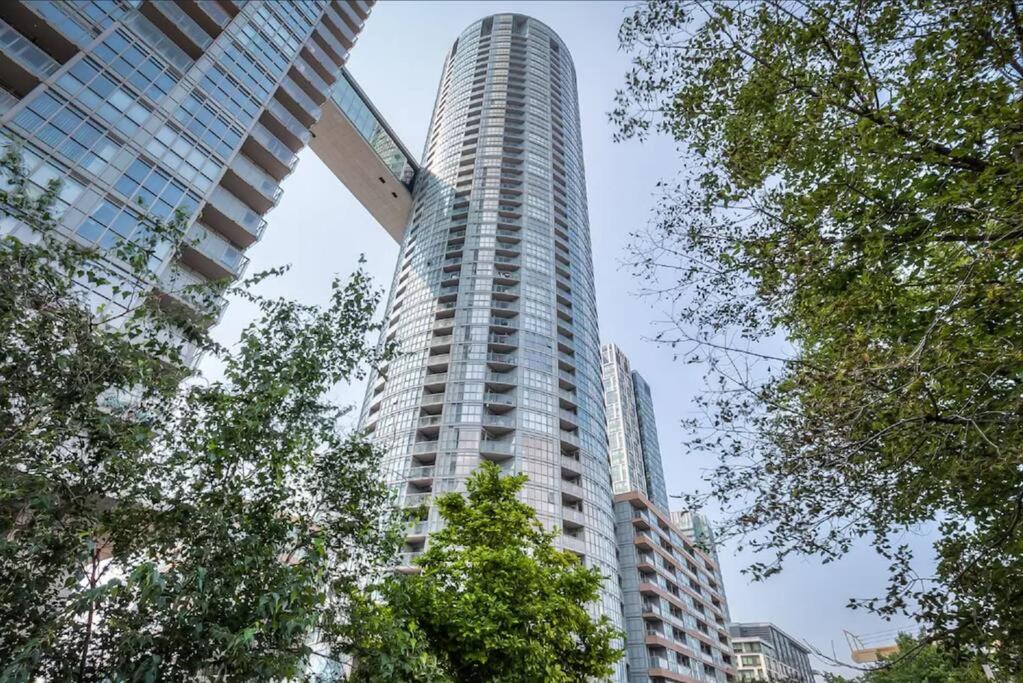 Lush Condo By CNTower - Free Parking