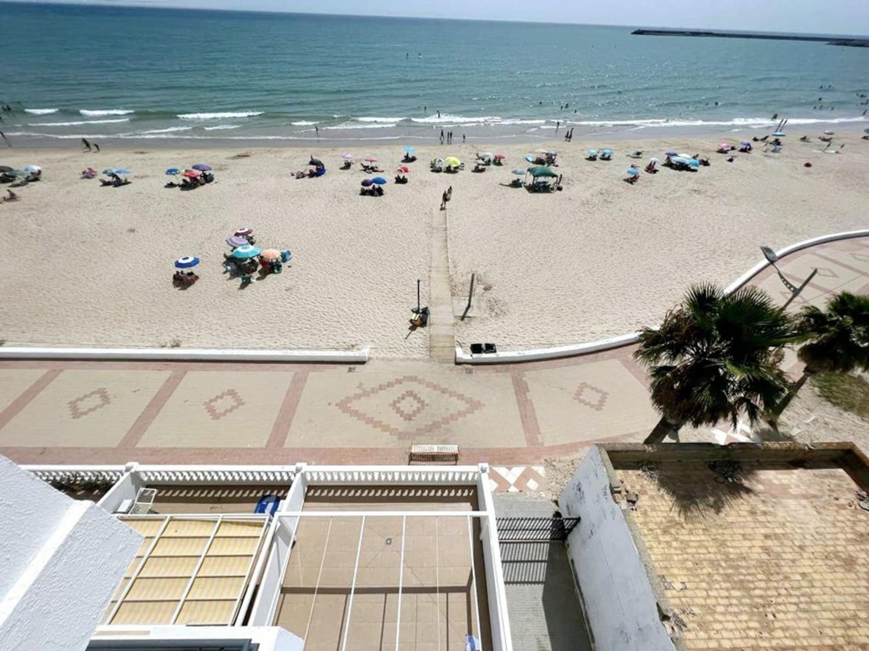 Spacious Apartment in Barbate with Air Conditioning and Comfort