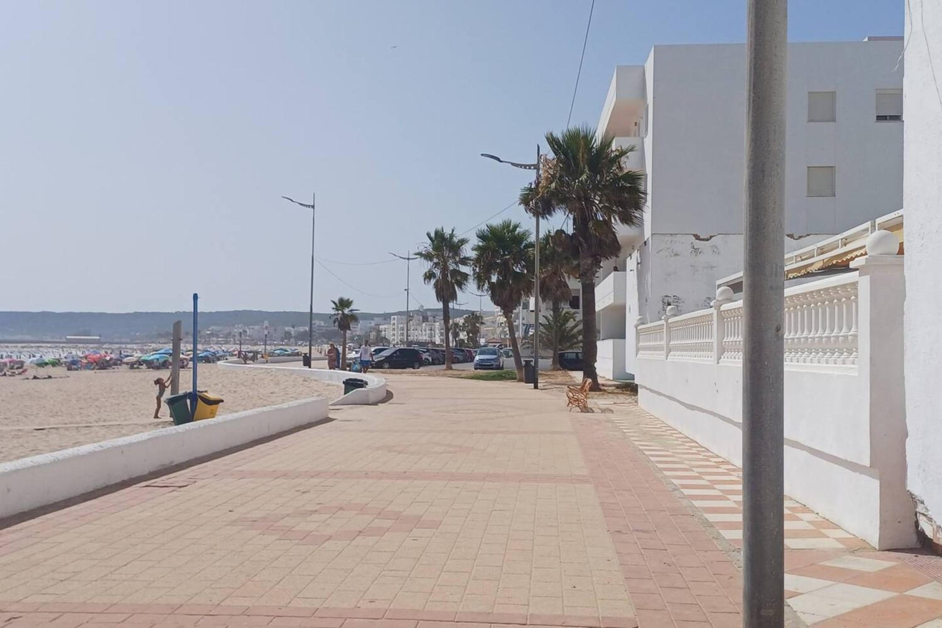 Spacious Apartment in Barbate with Air Conditioning and Comfort