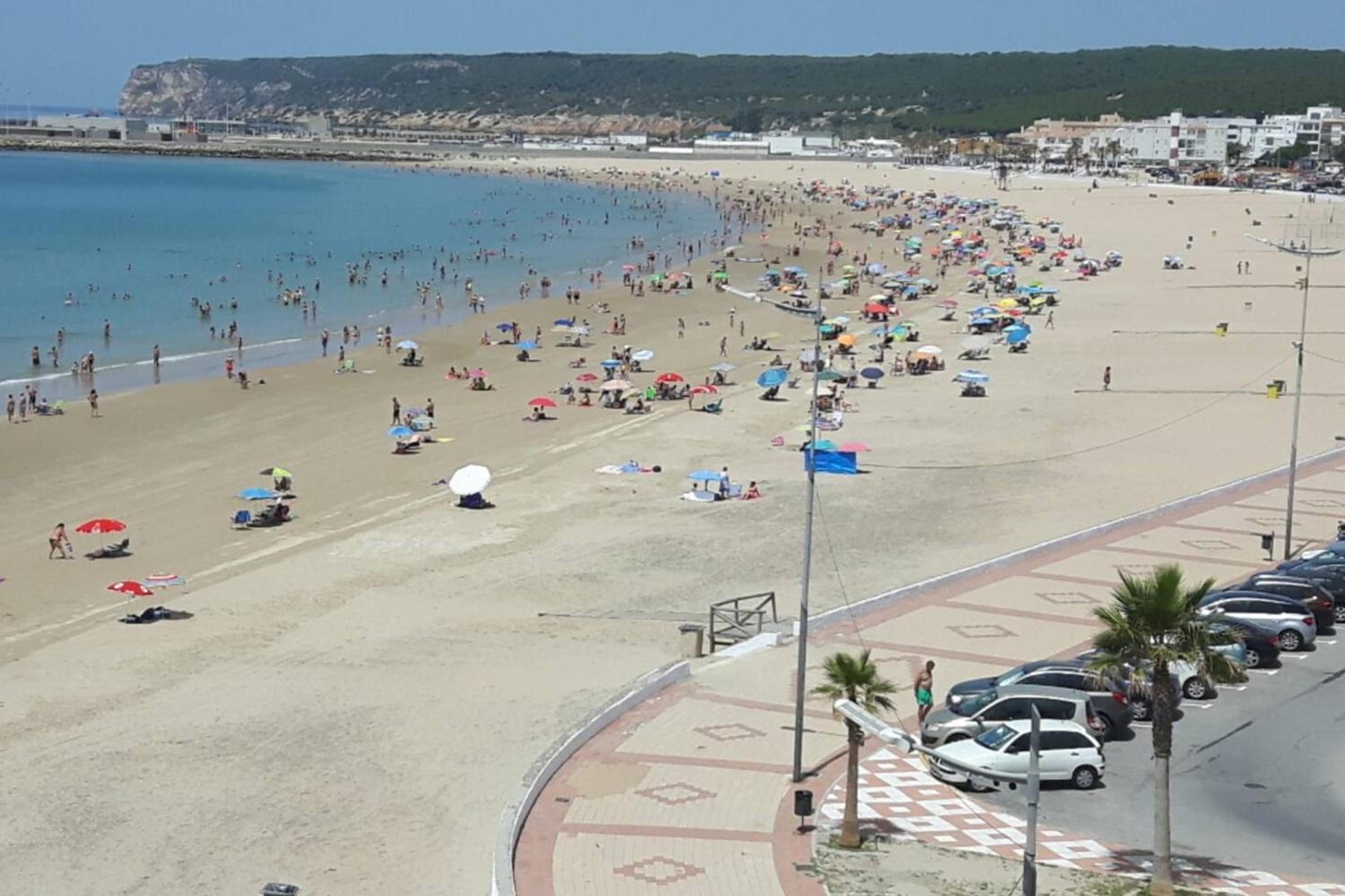 Spacious Apartment in Barbate with Air Conditioning and Comfort