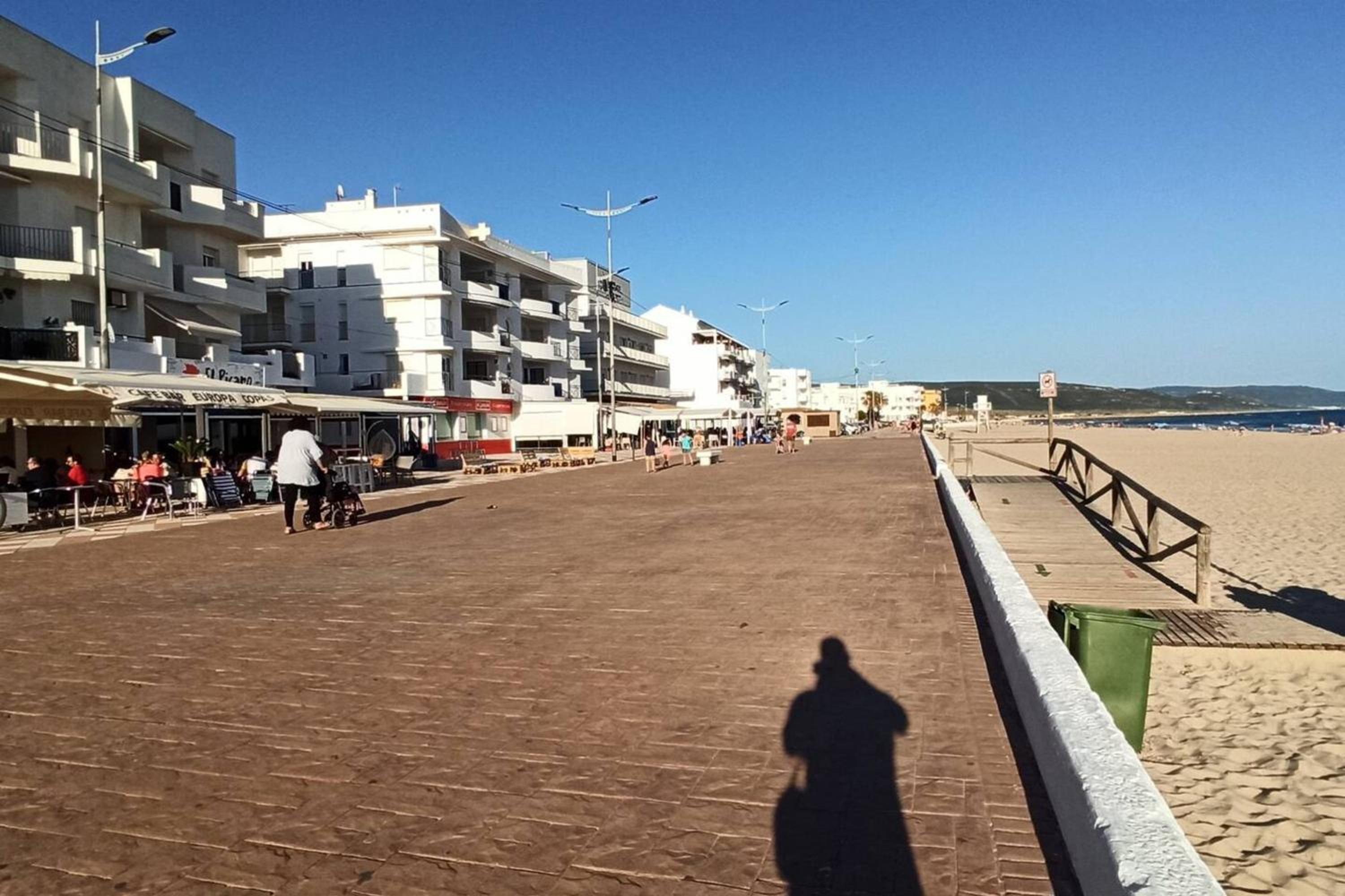 Spacious Apartment in Barbate with Air Conditioning and Comfort
