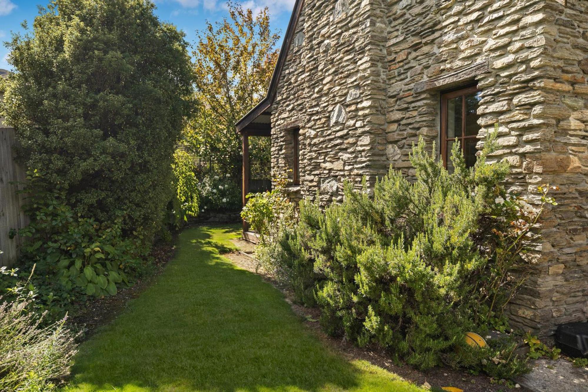 Maytime Cottage - Arrowtown Holiday Home view 3