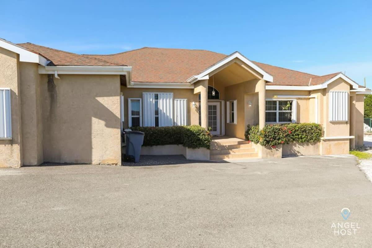 Hotel 5 mins to Beach Pool BBQ Dedicated Workspace - Image 1