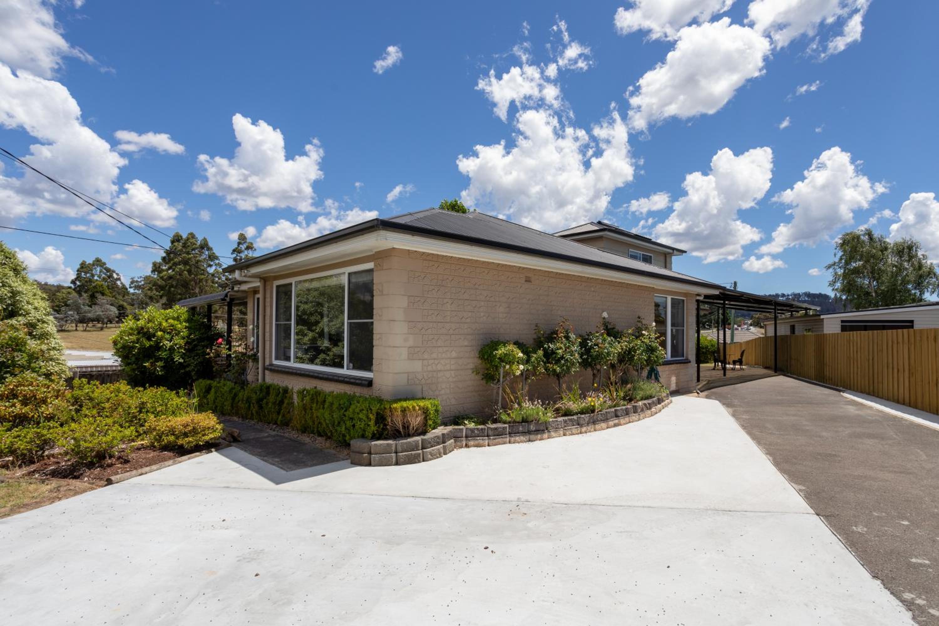 Legana Lodge - A home away from home - Catering for up to 12 guests