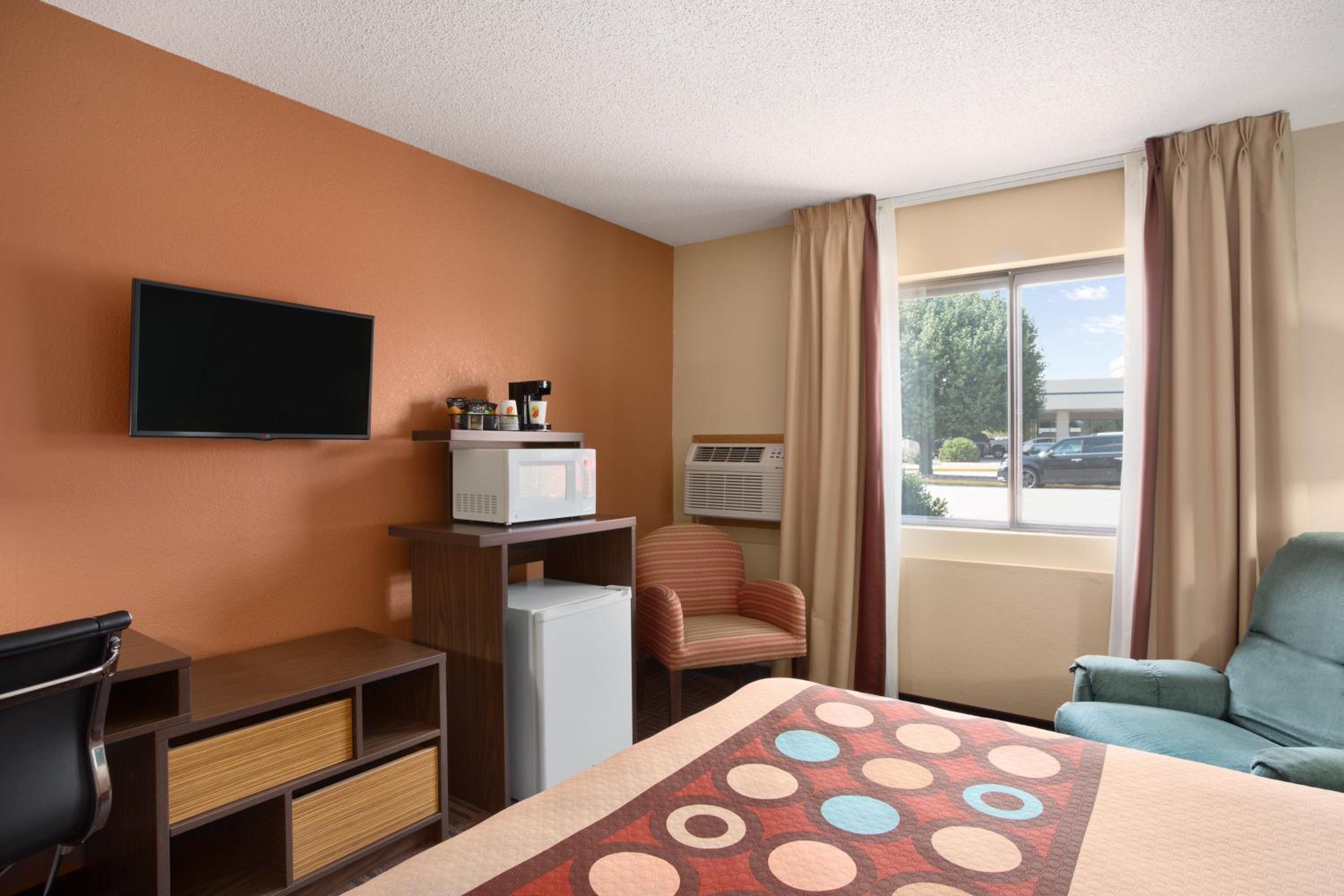 Carbondale Vacations - Super 8 by Wyndham Carbondale - Property Image 16