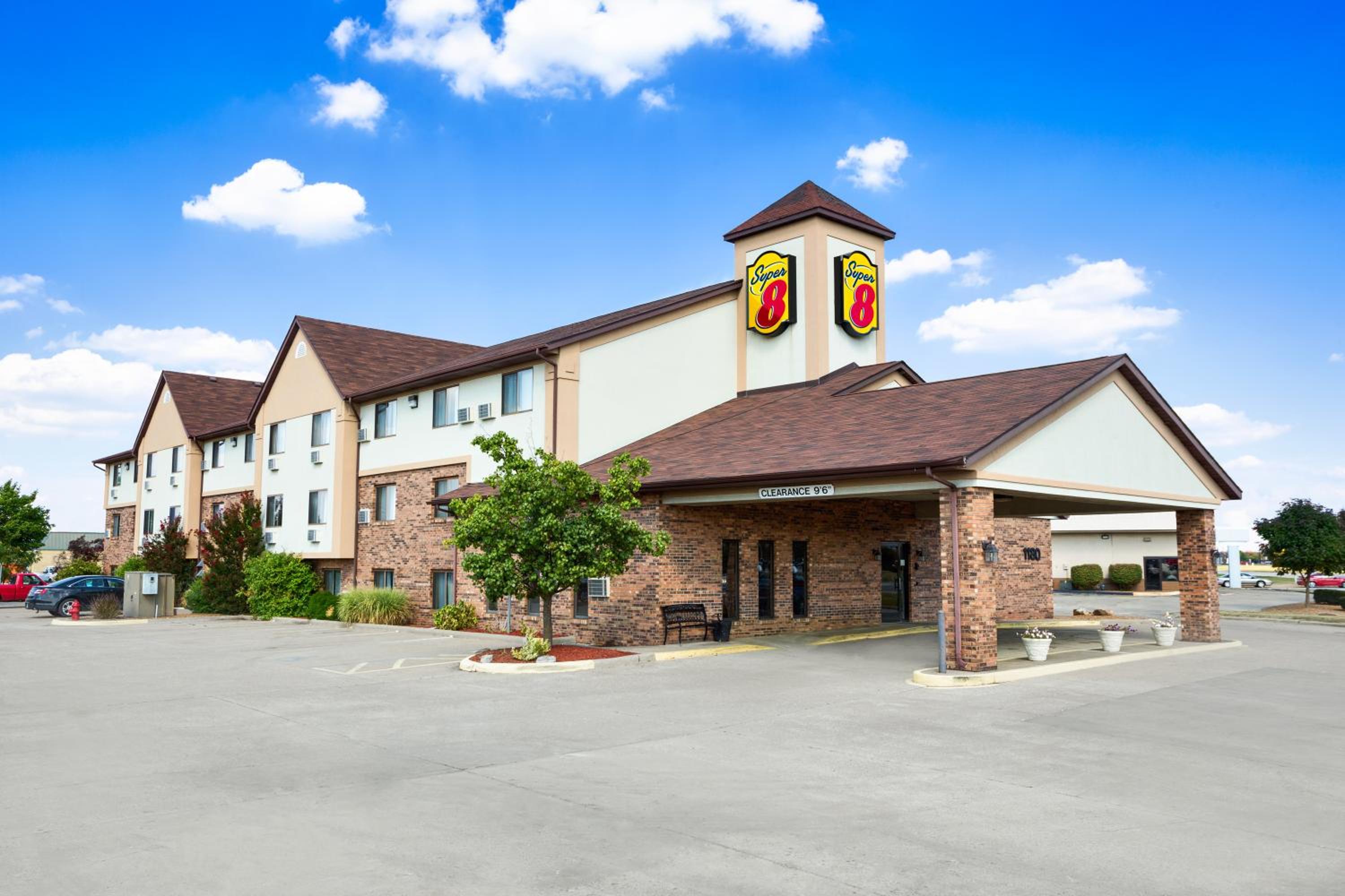 Carbondale Vacations - Super 8 by Wyndham Carbondale - Property Image 2