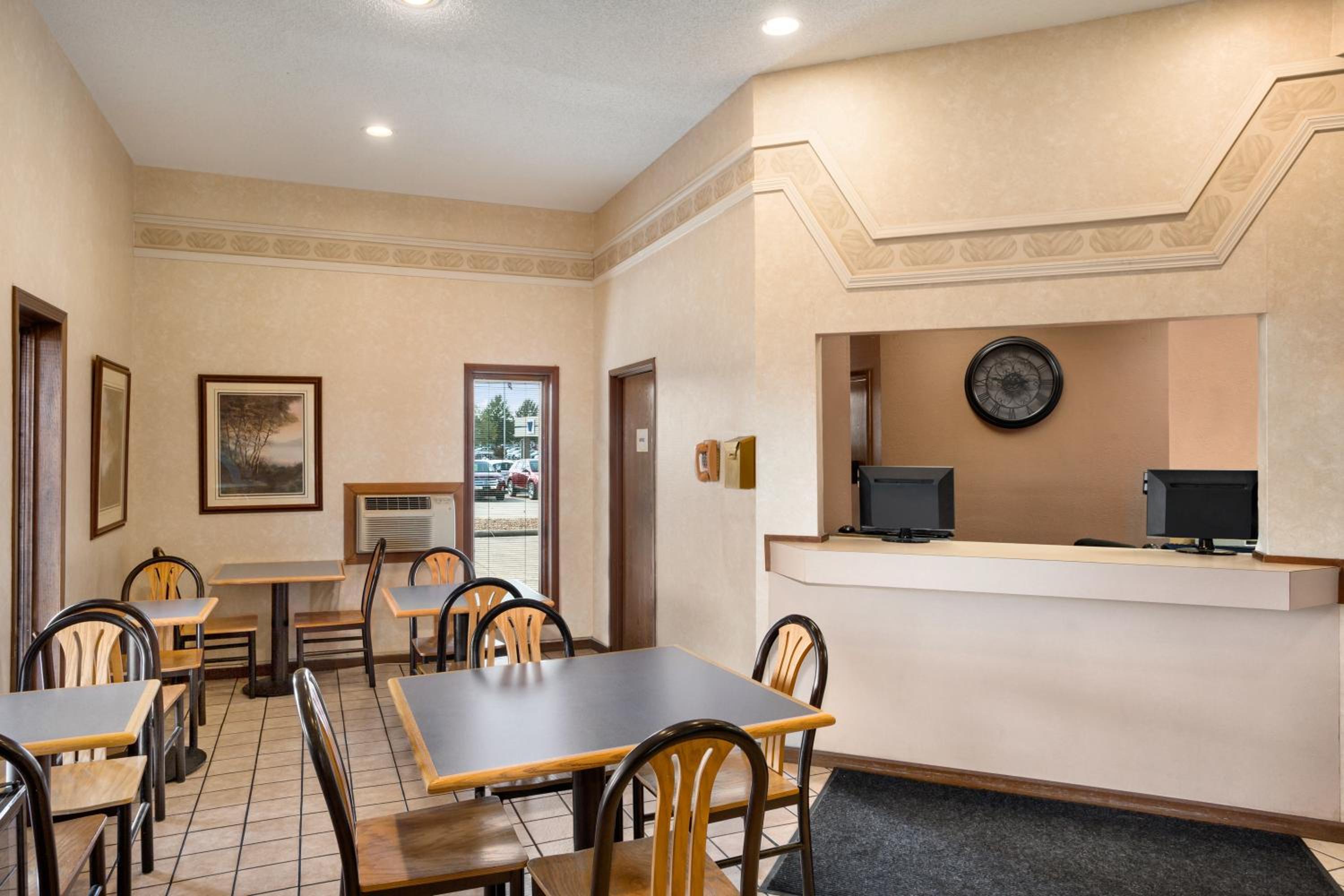 Carbondale Vacations - Super 8 by Wyndham Carbondale - Property Image 20