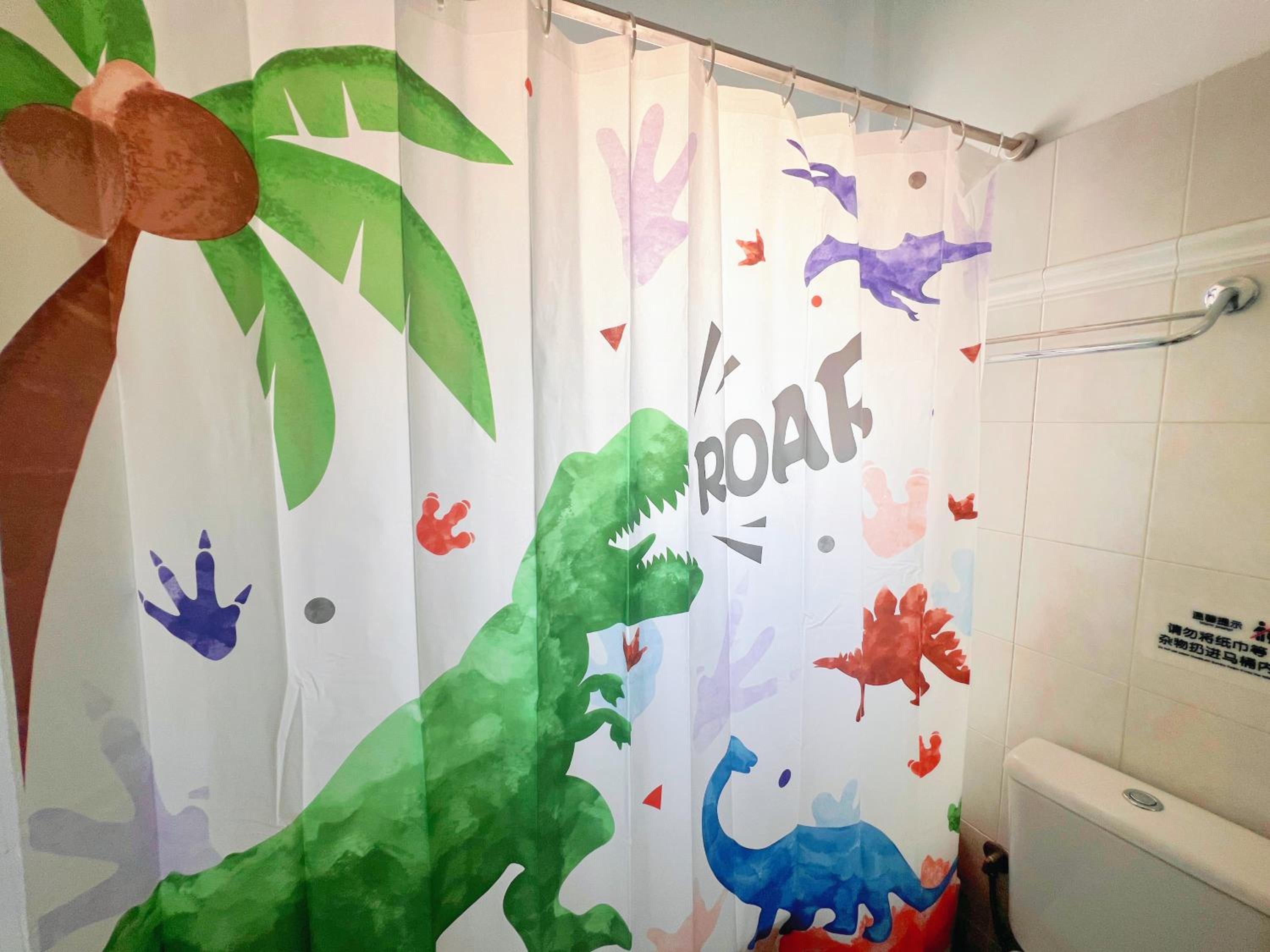 Cozy fairytal garden apartment, Family Friendly, Free parking, 15 Min to Airport