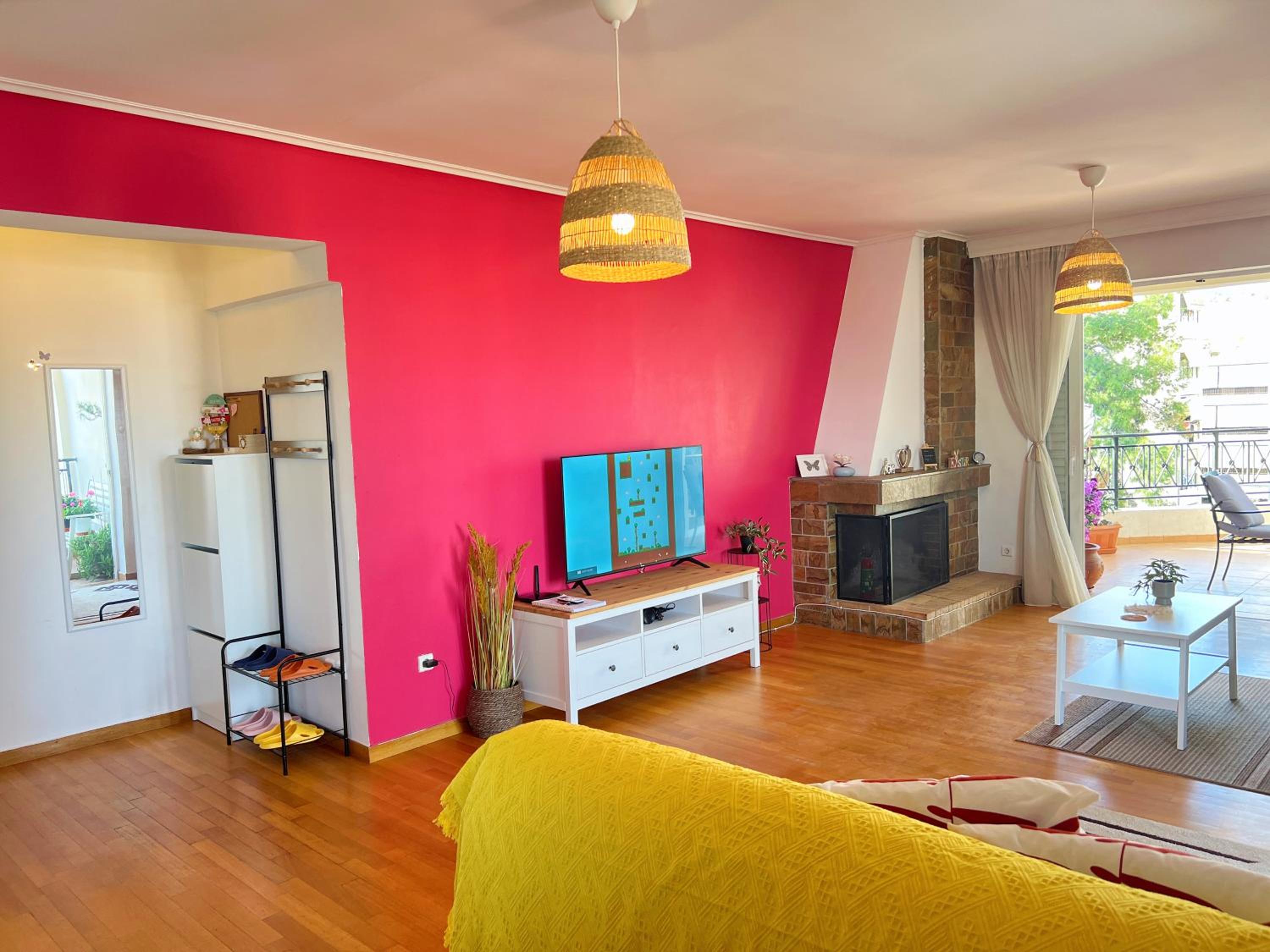 Cozy fairytal garden apartment, Family Friendly, Free parking, 15 Min to Airport