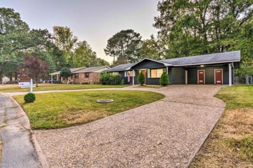 Cheerful 3 BR 2BA Home in Great Neighborhood! view 2