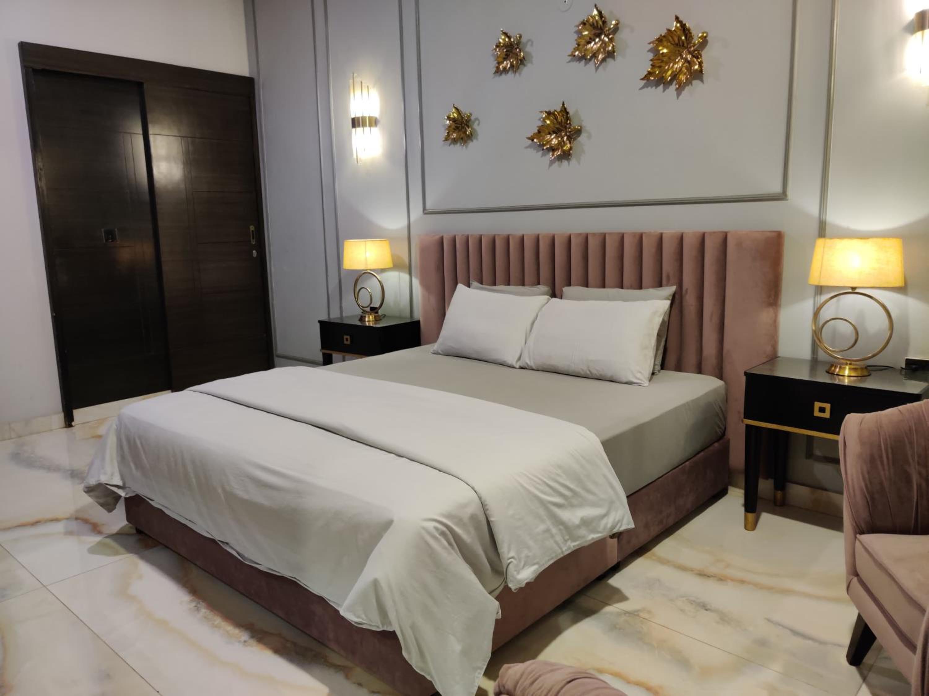 Elite,16 Bedrooms 16 bath Block 6 Gulshan-e-iqbal view 2