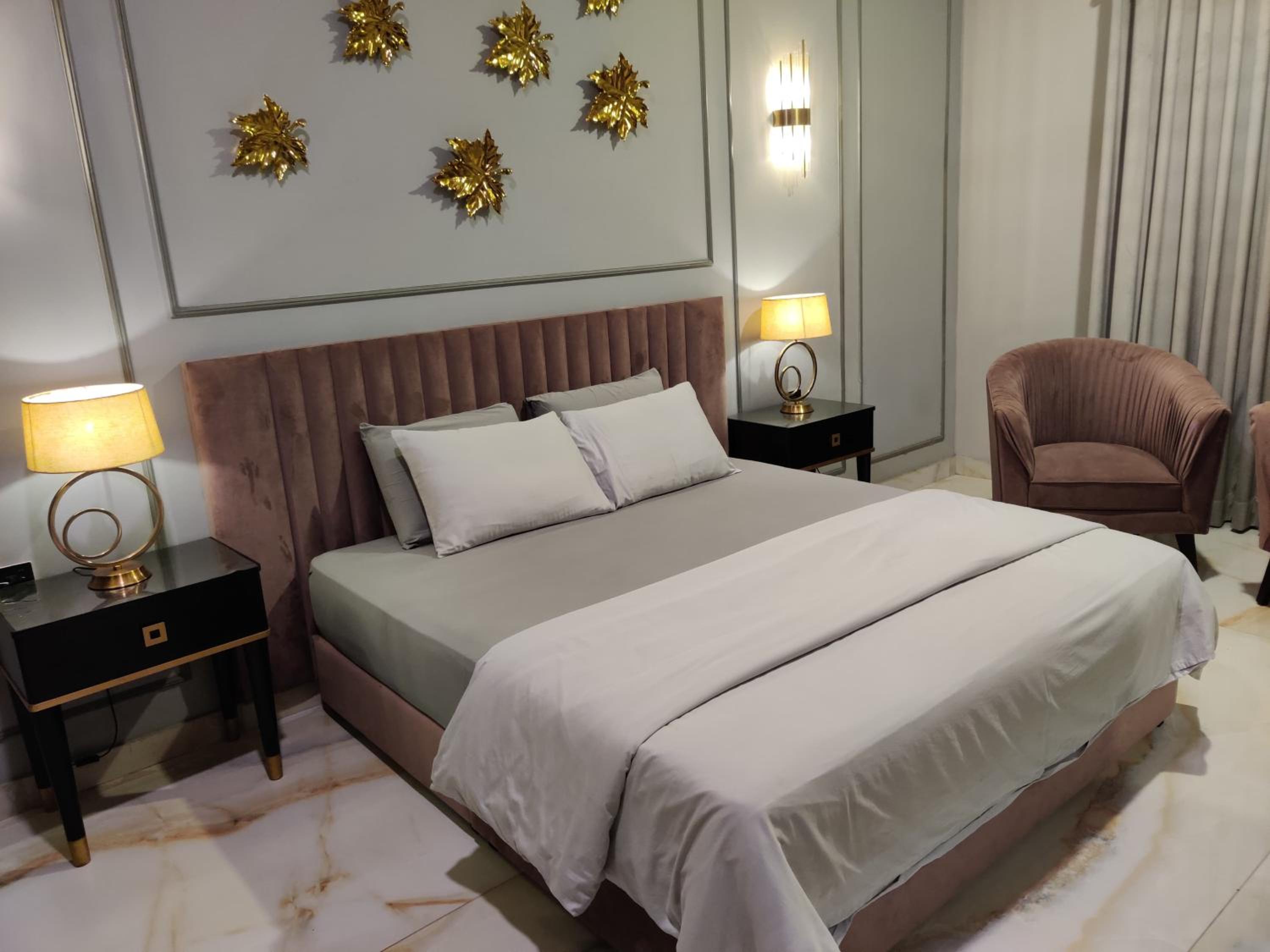 Elite,16 Bedrooms 16 bath Block 6 Gulshan-e-iqbal view 3
