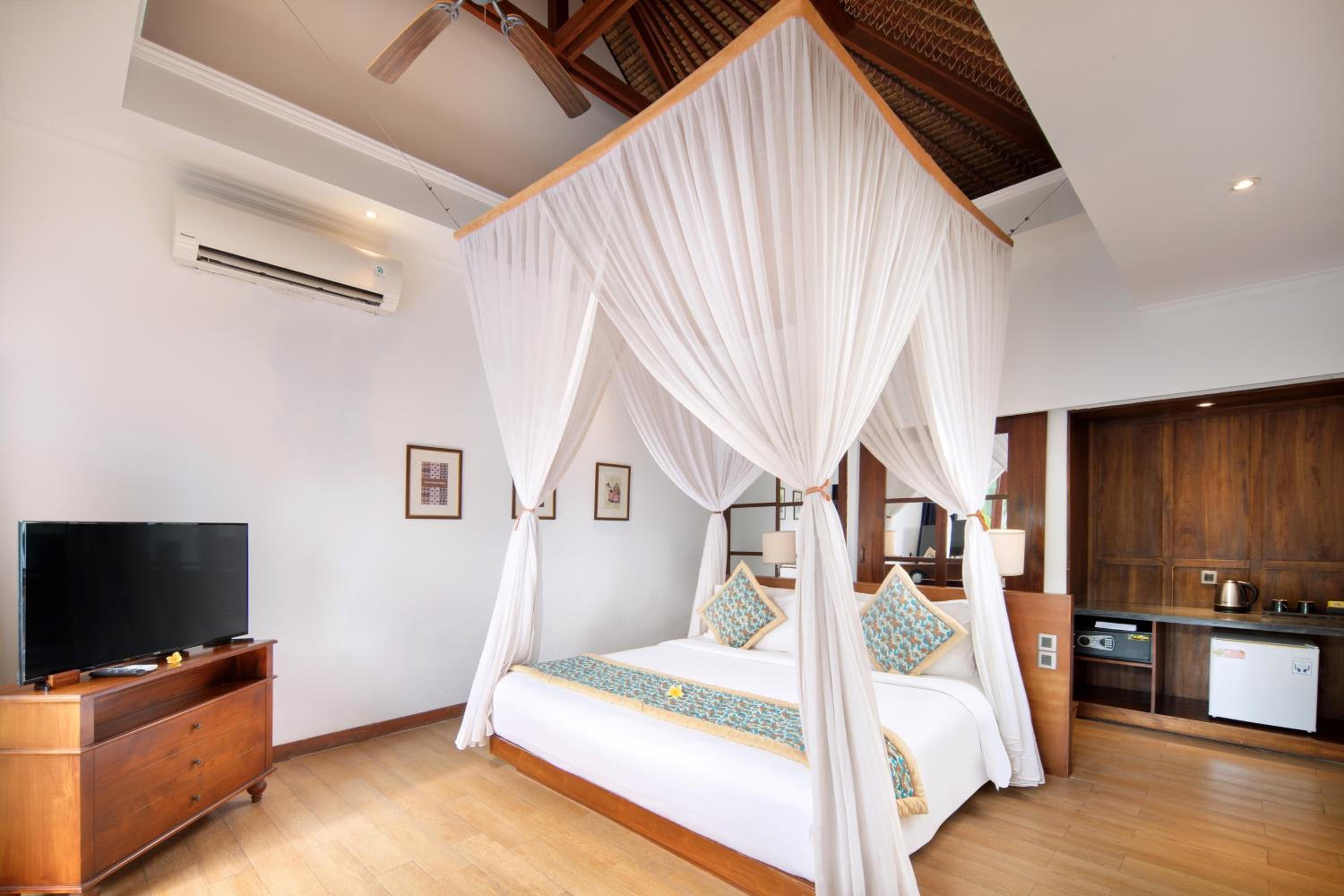 Lembongan Beach Club & Resort