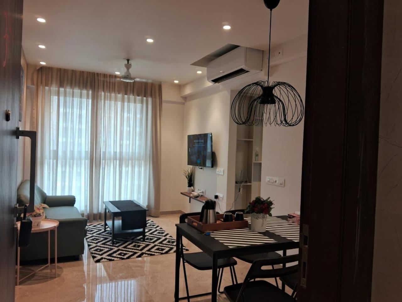 1BR Mumbai theme Apartment In Powai by Florastays