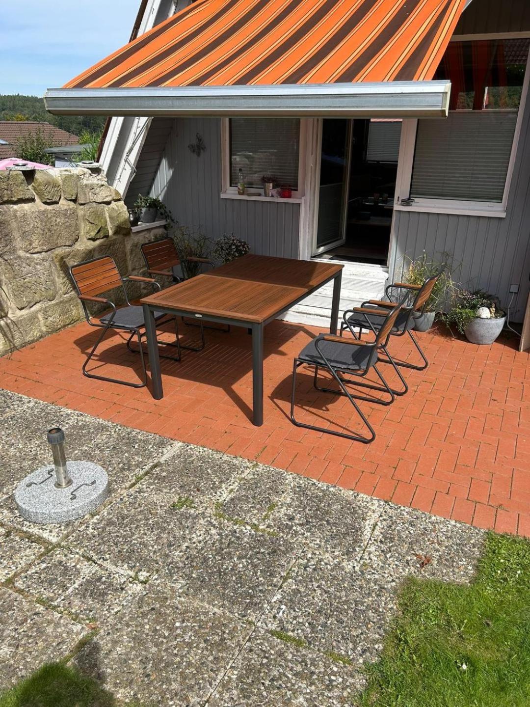 Behagliches Nurdachhaus im Ferienhausgebiet